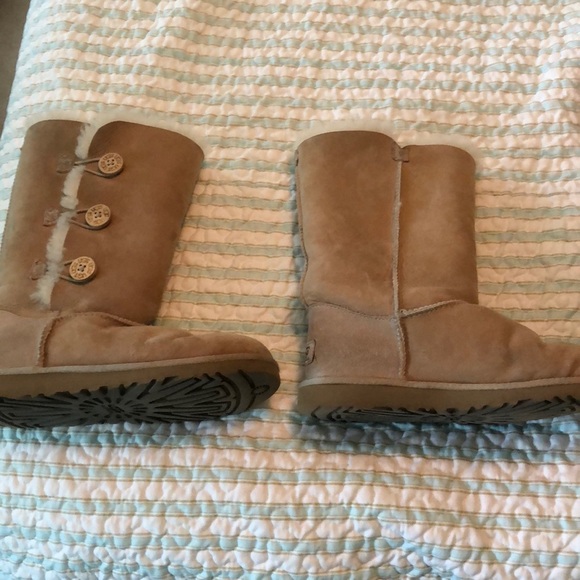 Tan Uggs! - Picture 2 of 5